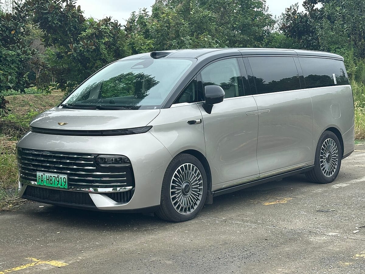 Флагманский минивэн Geely Galaxy V900 зарегистрировали в России